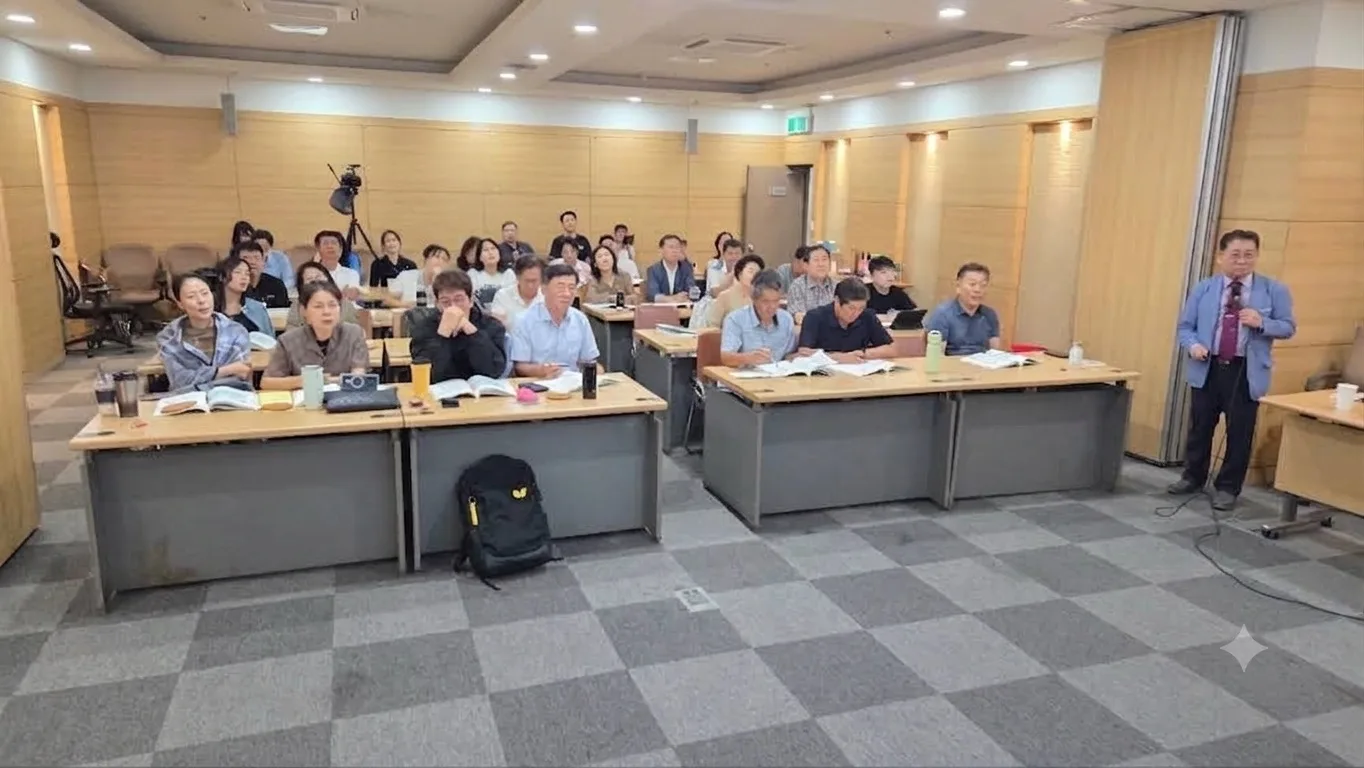 강의실에서 진행 중인 오프라인 교육 — 수강생들이 교재를 펴고 강사의 설명을 듣고 있다