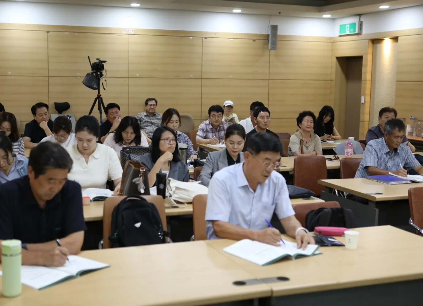 오프라인 교육 현장 — 수강생들이 교재에 필기하고 있다