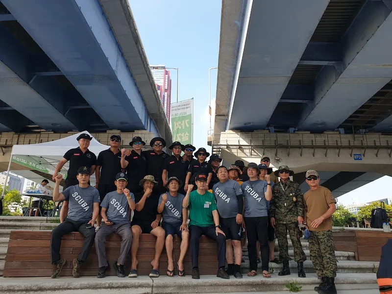 다리 아래 스쿠버 팀 단체사진