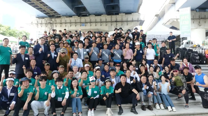 다리 아래 정화 참가자 단체사진