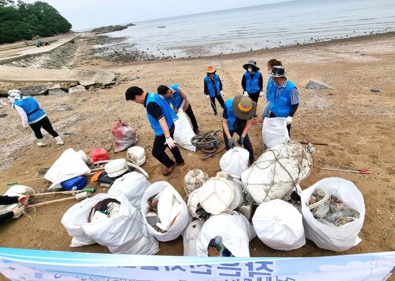 해안에서 수거한 쓰레기 자루